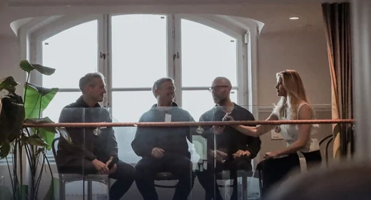 Panelsamtalet på Rummet innan börsen, sett genom glasräcket på Strandvägen 3.