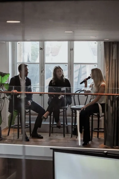 Cissi Nilsson med mikrofon framför scenen under Rummet innan börsen.
