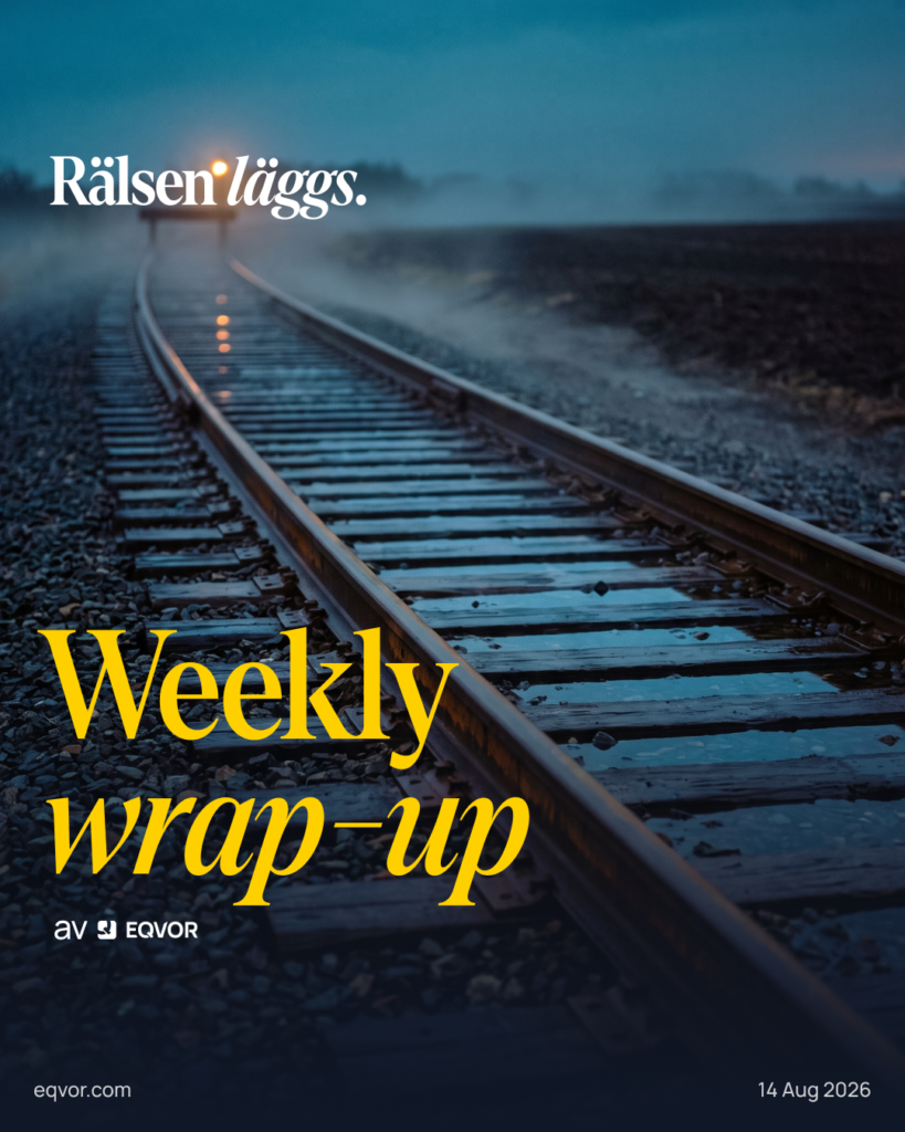 Weekly Wrap-Up: Rälsen läggs. Nylagd järnvägsräls som försvinner in i dimman.