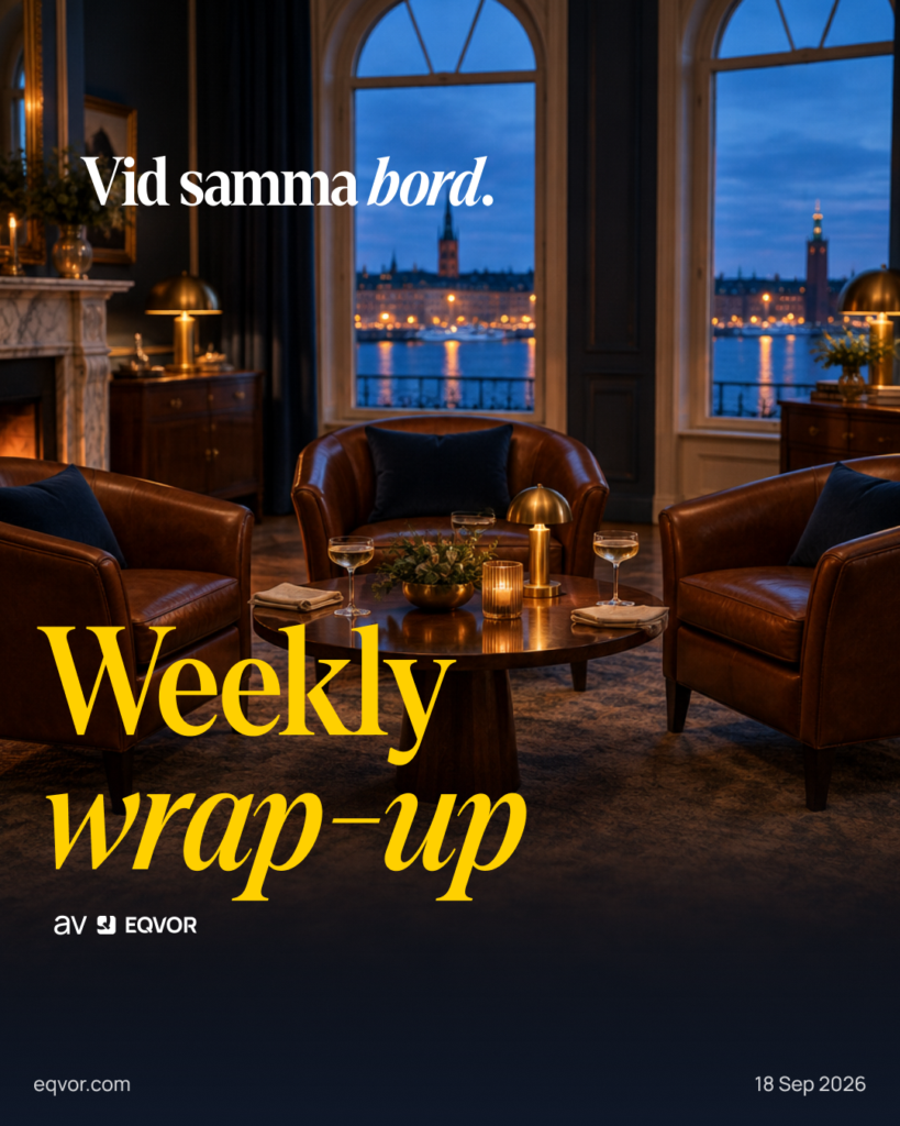 Weekly Wrap-Up: Vid samma bord. Tre läderfåtöljer kring ett bord med utsikt över Stockholm i blå timme.