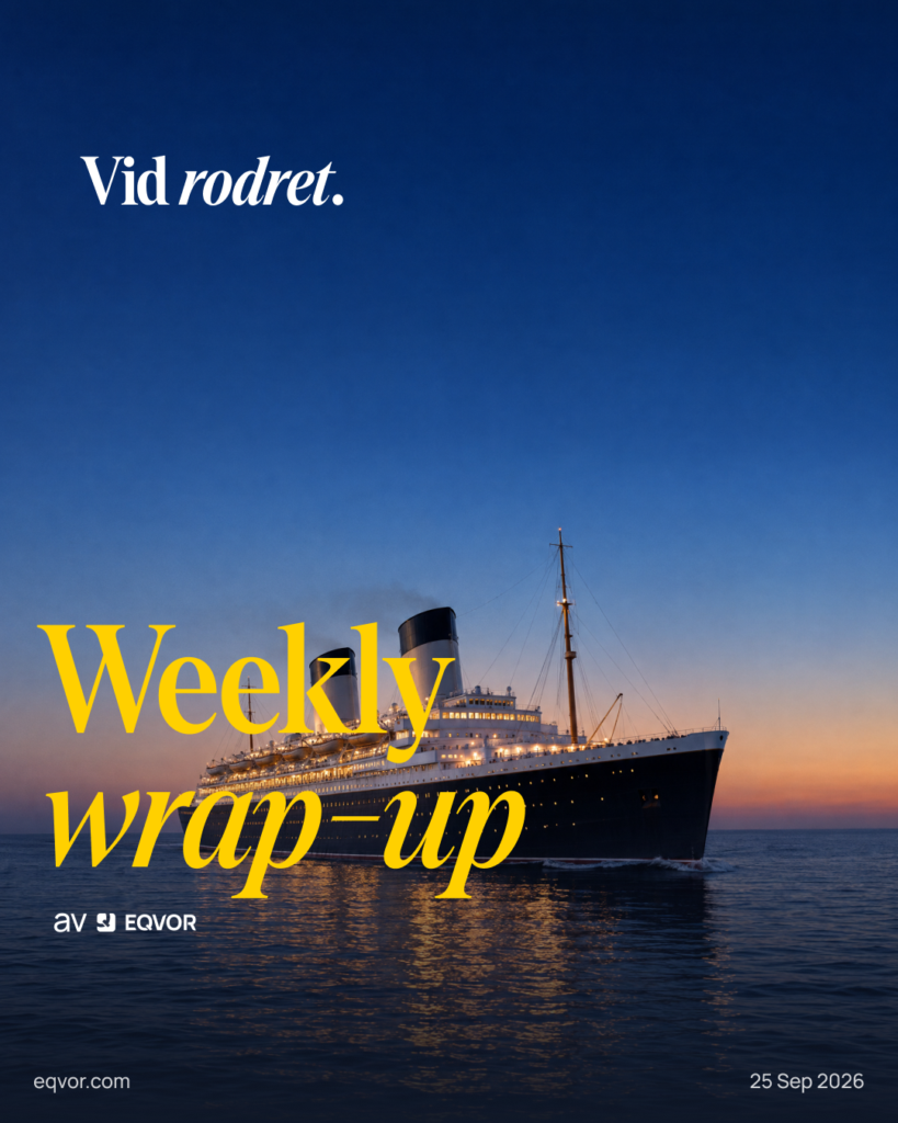 Weekly Wrap-Up: Vid rodret. Klassisk oceanångare på öppet hav i skymningen.