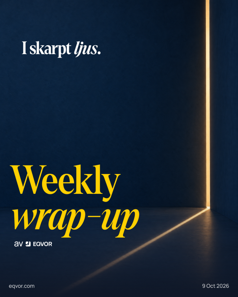 Weekly Wrap-Up: I skarpt ljus. En skarp ljusstrimma genom en dörrspringa i ett mörkblått rum.